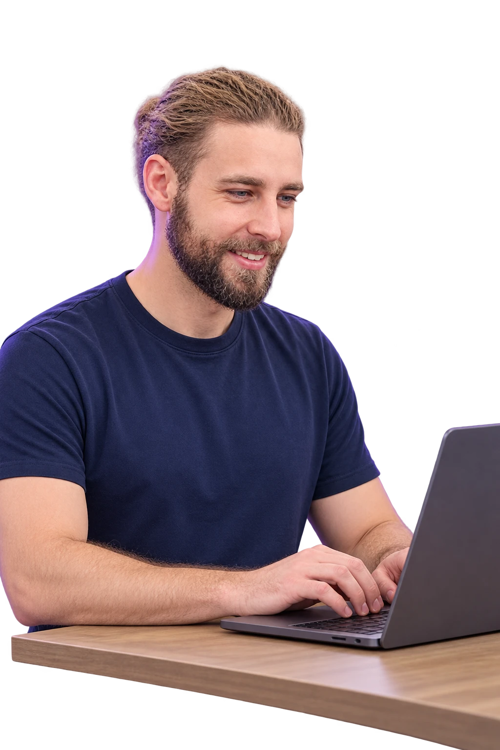 Alex Morgan arbeitet konzentriert an seinem Laptop
